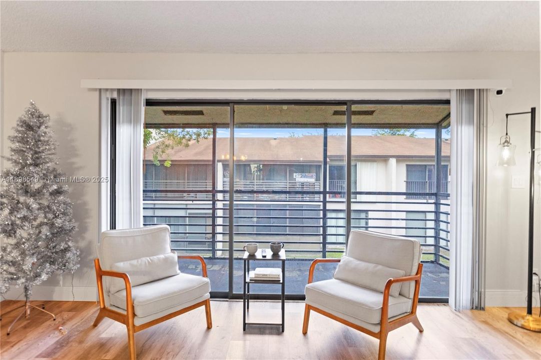 Vendido Recientemente: $174,999 (2 camas, 2 baños, 1019 Pies cuadrados)