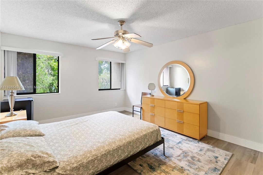 Vendido Recientemente: $174,999 (2 camas, 2 baños, 1019 Pies cuadrados)