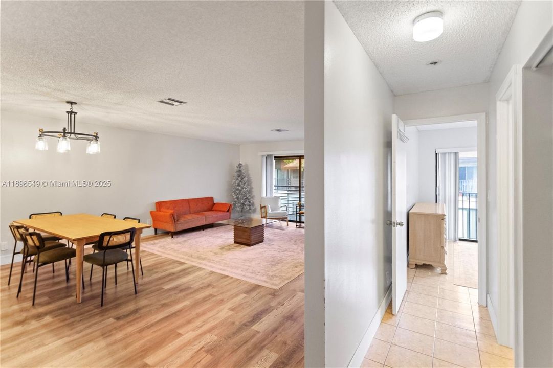 Vendido Recientemente: $174,999 (2 camas, 2 baños, 1019 Pies cuadrados)