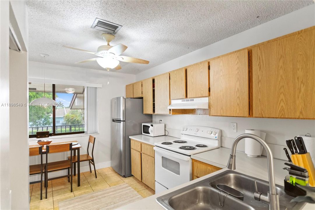 Vendido Recientemente: $174,999 (2 camas, 2 baños, 1019 Pies cuadrados)