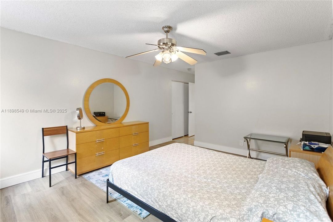 Vendido Recientemente: $174,999 (2 camas, 2 baños, 1019 Pies cuadrados)