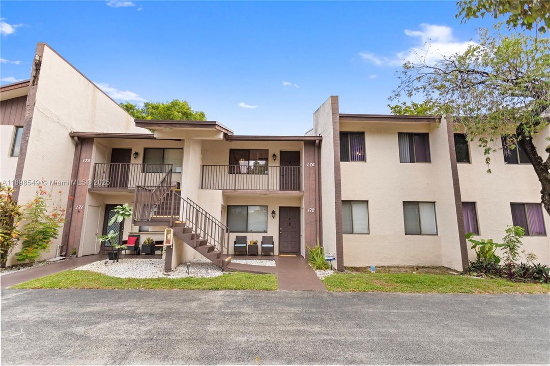 Vendido Recientemente: $174,999 (2 camas, 2 baños, 1019 Pies cuadrados)