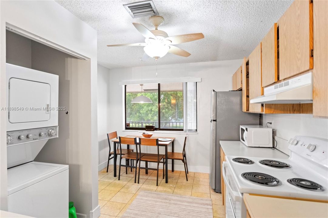 Vendido Recientemente: $174,999 (2 camas, 2 baños, 1019 Pies cuadrados)