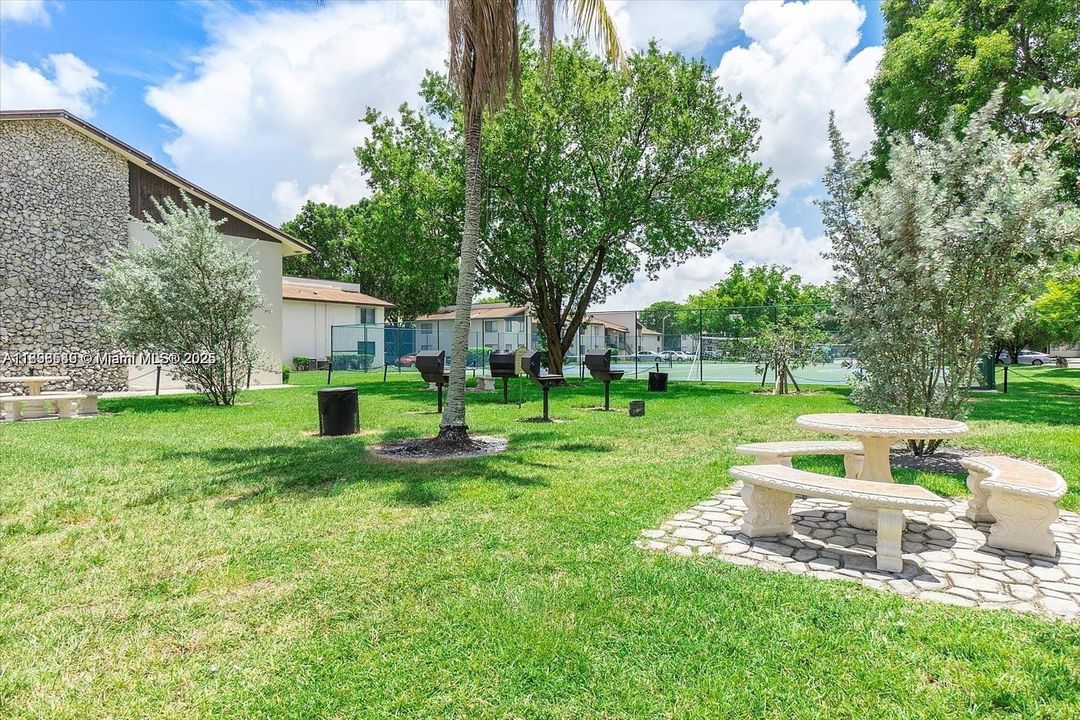 Vendido Recientemente: $174,999 (2 camas, 2 baños, 1019 Pies cuadrados)