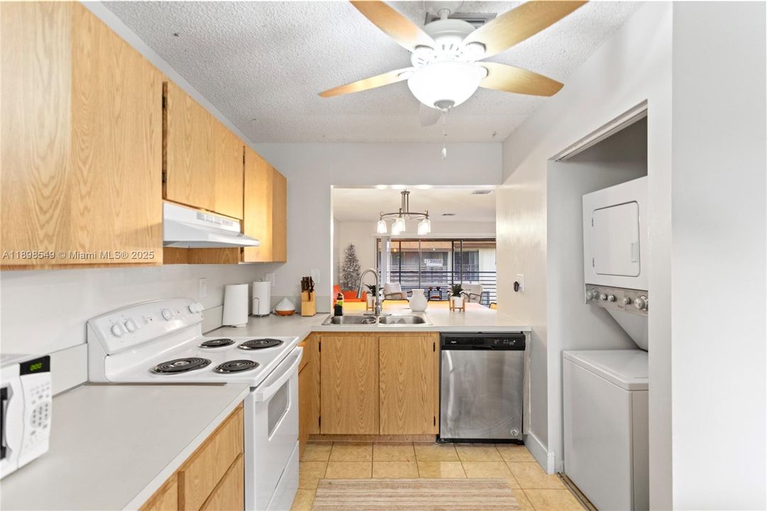 Vendido Recientemente: $174,999 (2 camas, 2 baños, 1019 Pies cuadrados)