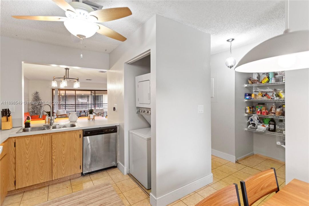 Vendido Recientemente: $174,999 (2 camas, 2 baños, 1019 Pies cuadrados)