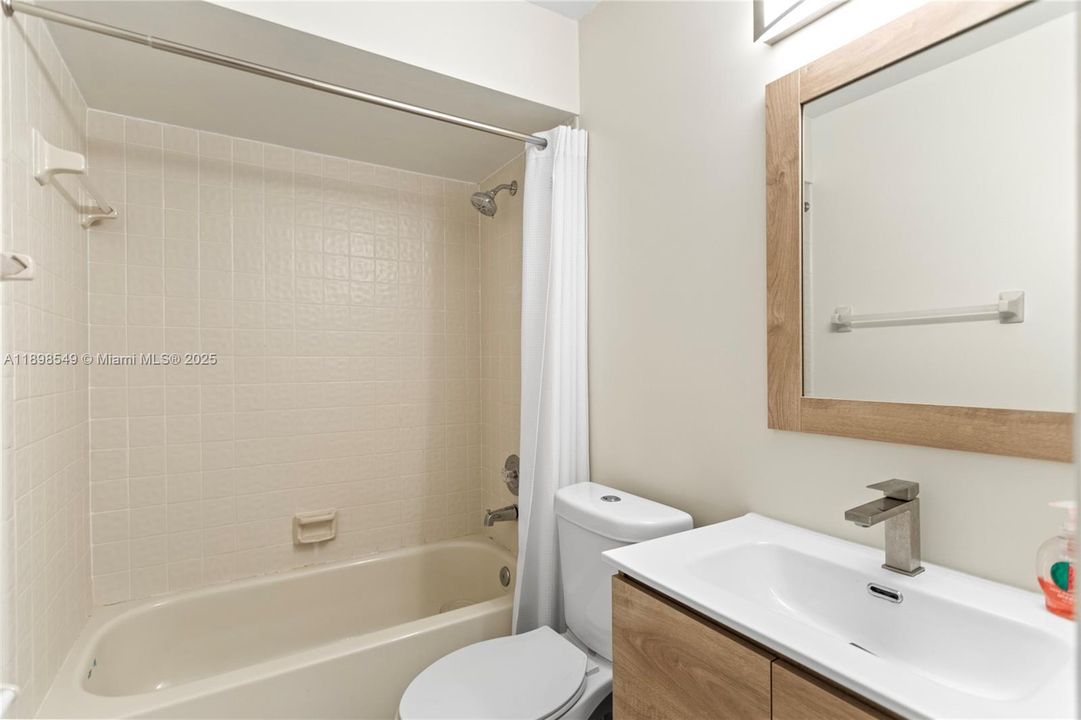 Vendido Recientemente: $174,999 (2 camas, 2 baños, 1019 Pies cuadrados)