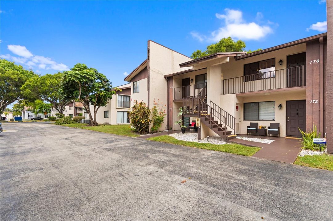 Vendido Recientemente: $174,999 (2 camas, 2 baños, 1019 Pies cuadrados)