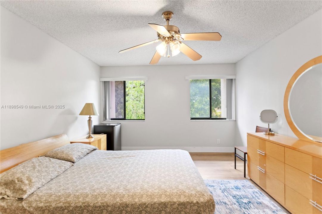 Vendido Recientemente: $174,999 (2 camas, 2 baños, 1019 Pies cuadrados)