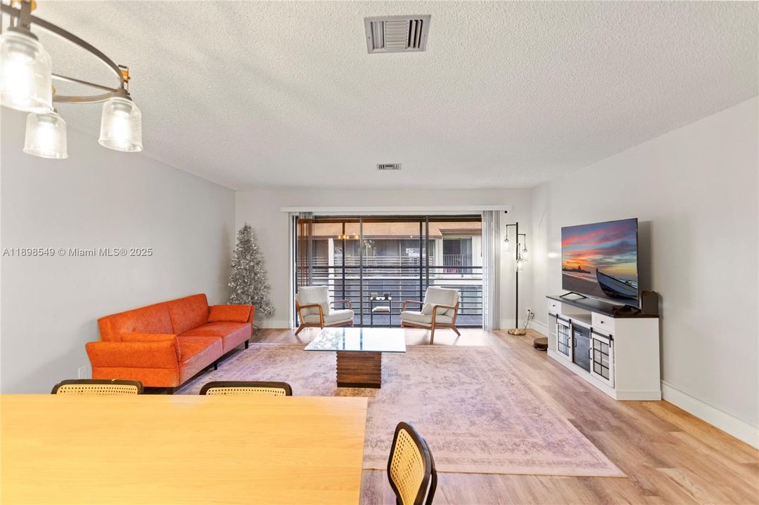 Vendido Recientemente: $174,999 (2 camas, 2 baños, 1019 Pies cuadrados)