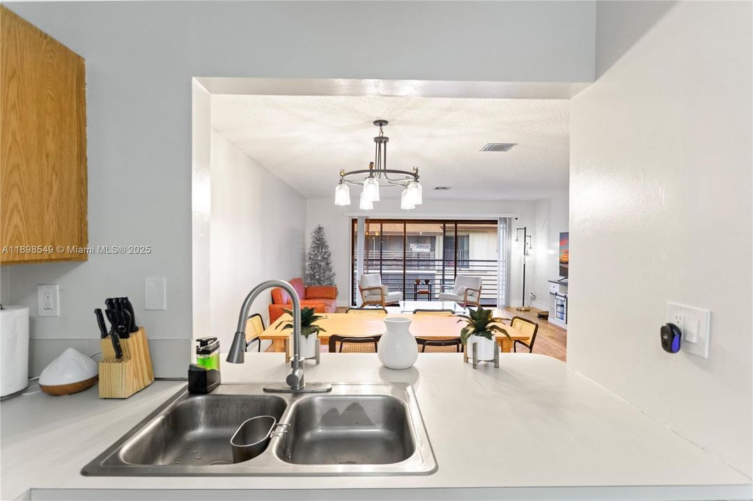 Vendido Recientemente: $174,999 (2 camas, 2 baños, 1019 Pies cuadrados)