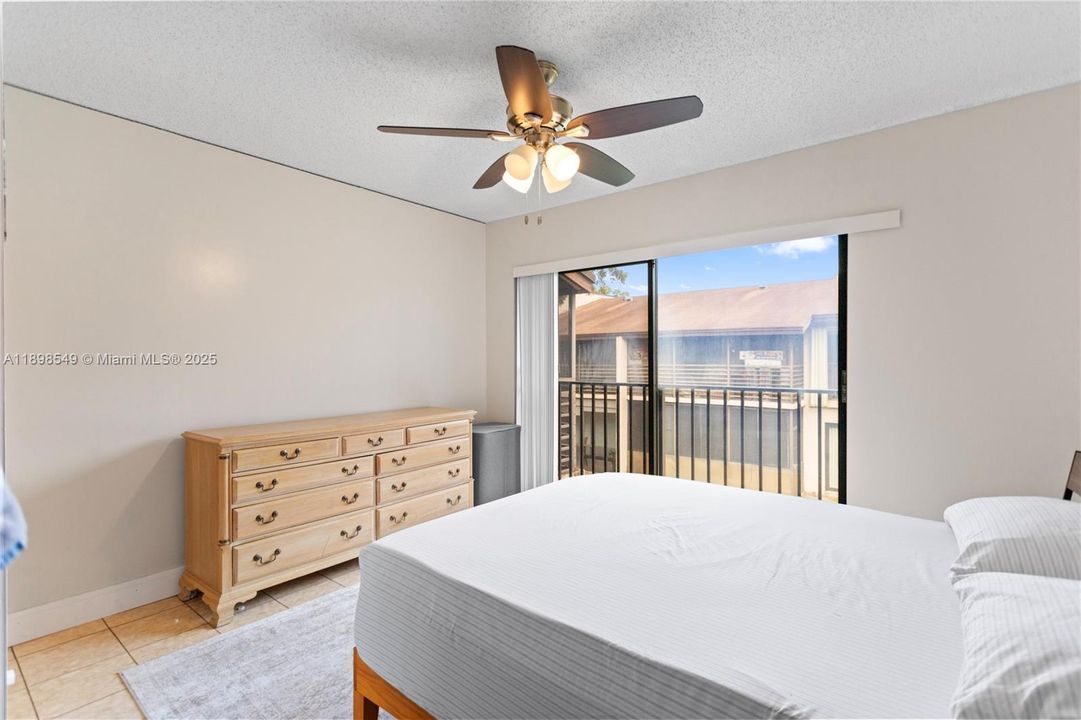 Vendido Recientemente: $174,999 (2 camas, 2 baños, 1019 Pies cuadrados)