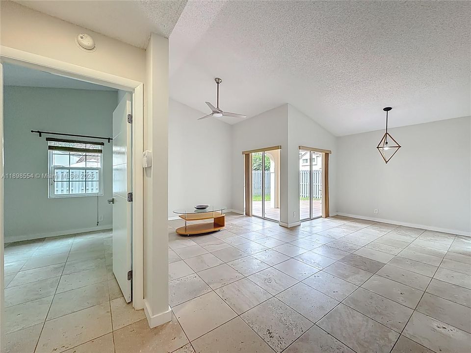 待售: $465,000 (2 贝兹, 2 浴室, 1018 平方英尺)