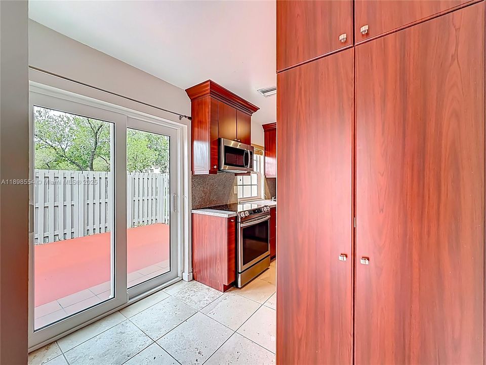 待售: $465,000 (2 贝兹, 2 浴室, 1018 平方英尺)