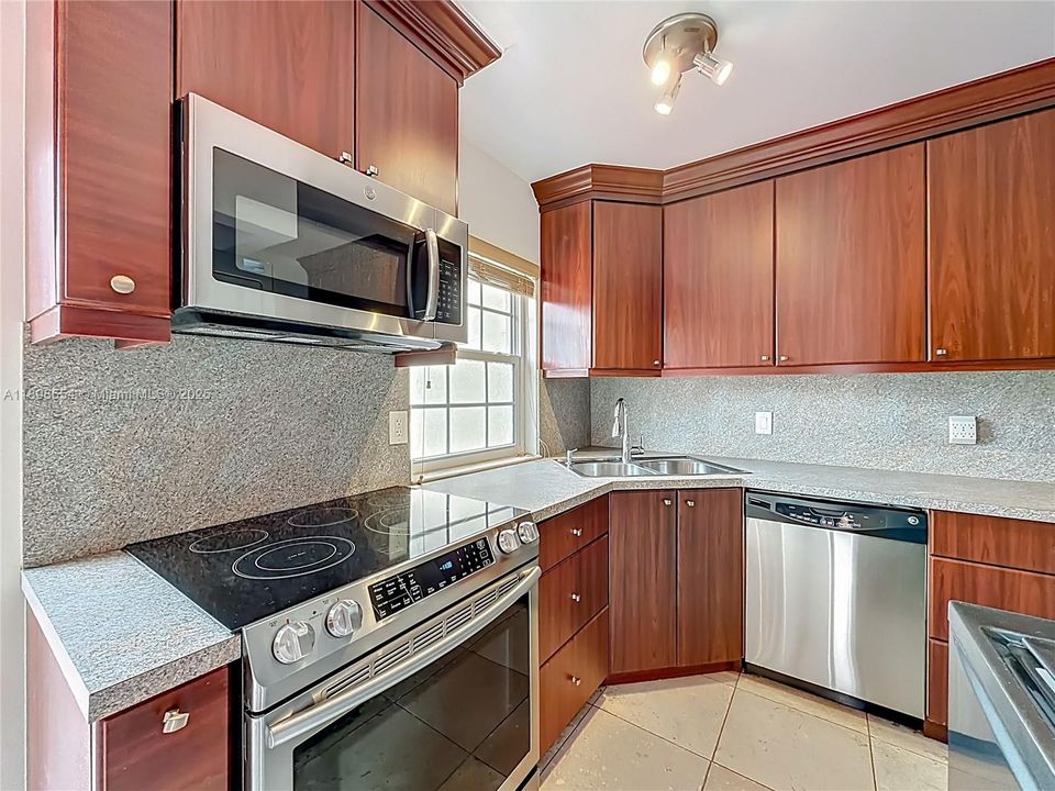 待售: $465,000 (2 贝兹, 2 浴室, 1018 平方英尺)