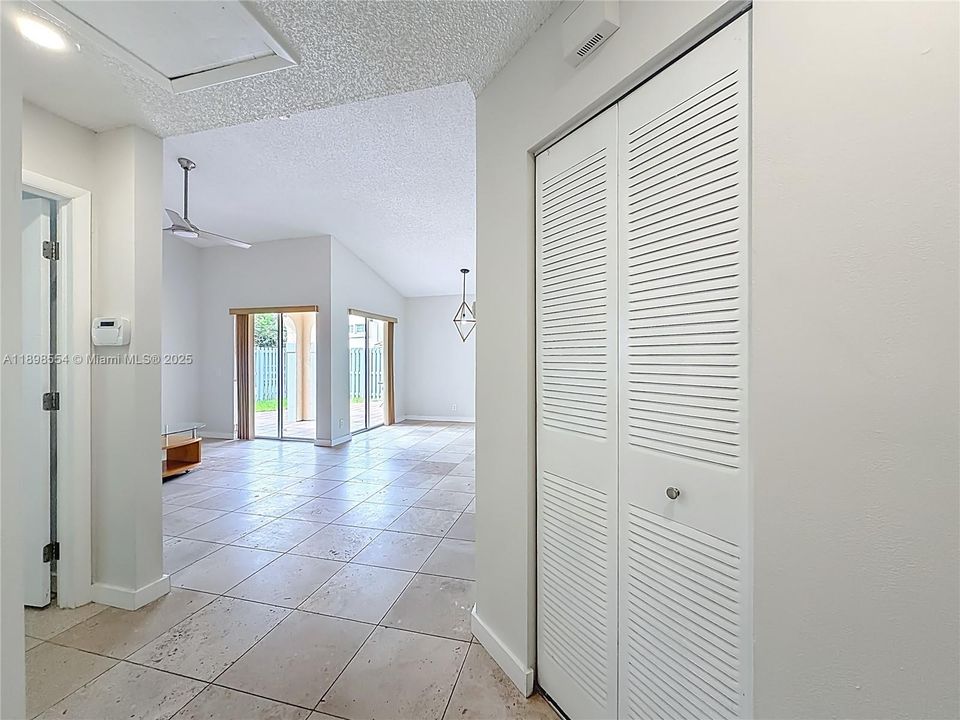 待售: $465,000 (2 贝兹, 2 浴室, 1018 平方英尺)