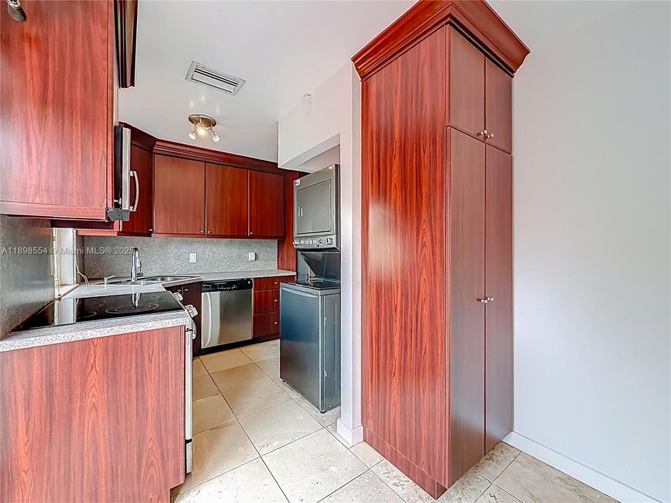 待售: $465,000 (2 贝兹, 2 浴室, 1018 平方英尺)