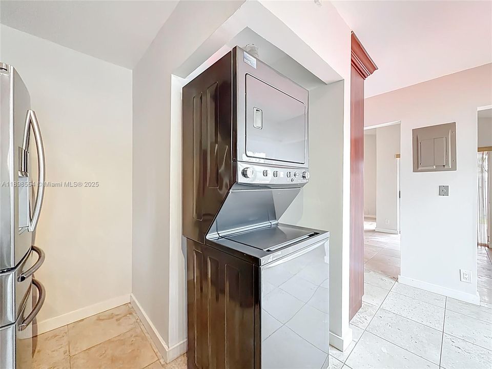 待售: $465,000 (2 贝兹, 2 浴室, 1018 平方英尺)