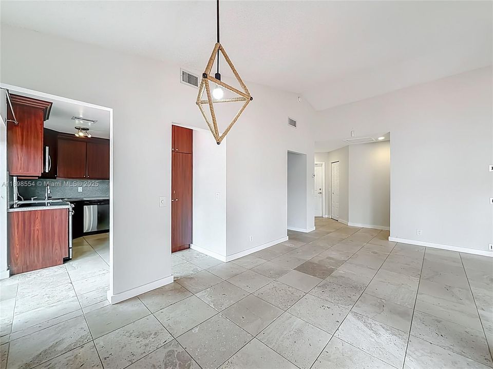 待售: $465,000 (2 贝兹, 2 浴室, 1018 平方英尺)