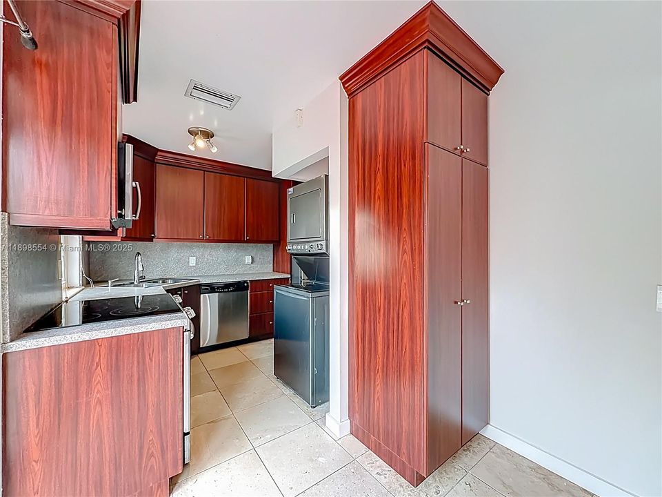 待售: $465,000 (2 贝兹, 2 浴室, 1018 平方英尺)