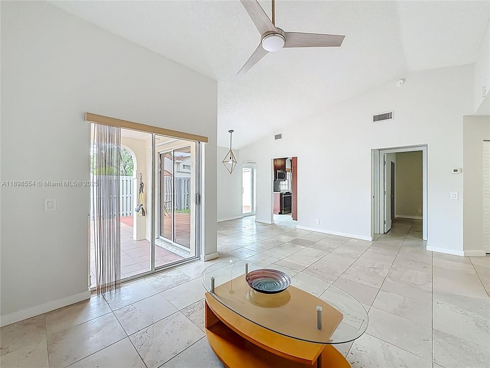 待售: $465,000 (2 贝兹, 2 浴室, 1018 平方英尺)