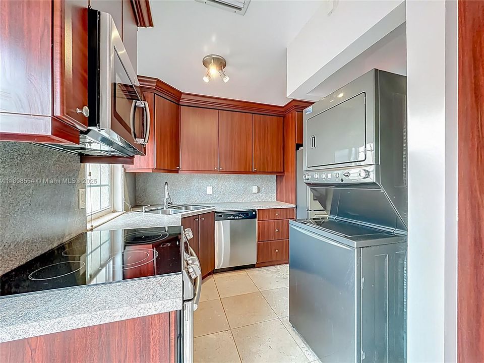 待售: $465,000 (2 贝兹, 2 浴室, 1018 平方英尺)