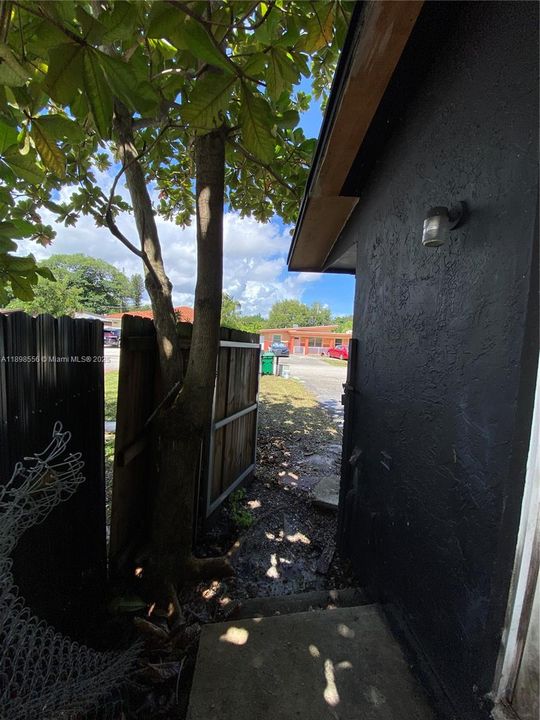 For Rent: $2,060 (2 beds, 1 baths, 1674 Square Feet)