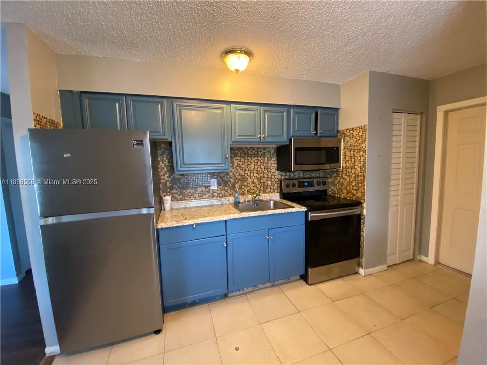 For Rent: $2,060 (2 beds, 1 baths, 1674 Square Feet)