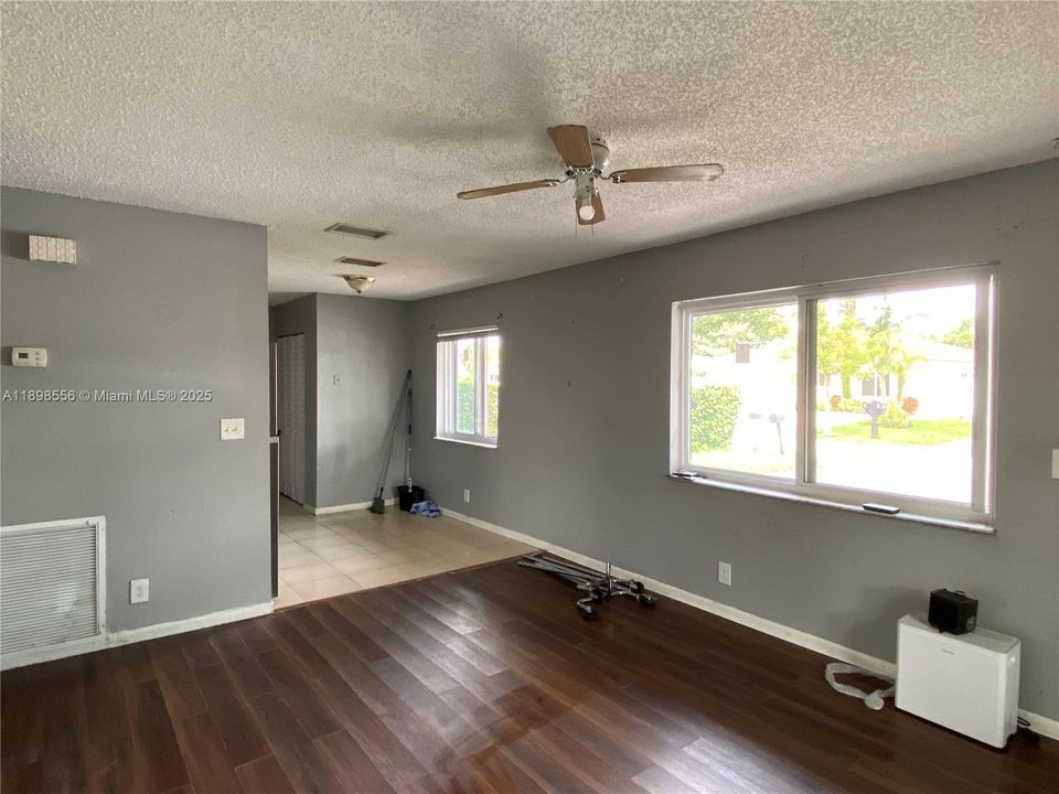 For Rent: $2,060 (2 beds, 1 baths, 1674 Square Feet)