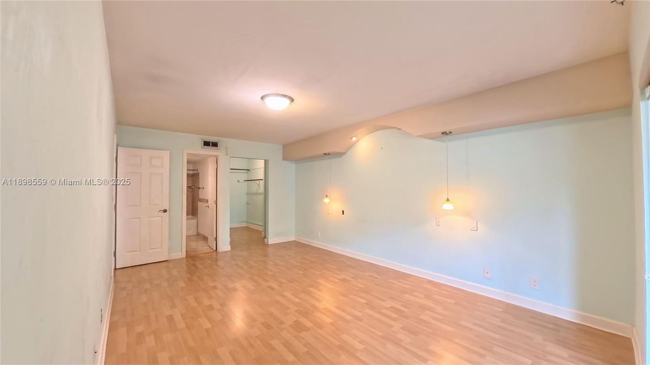 For Sale: $134,900 (2 beds, 2 baths, 1085 Square Feet)