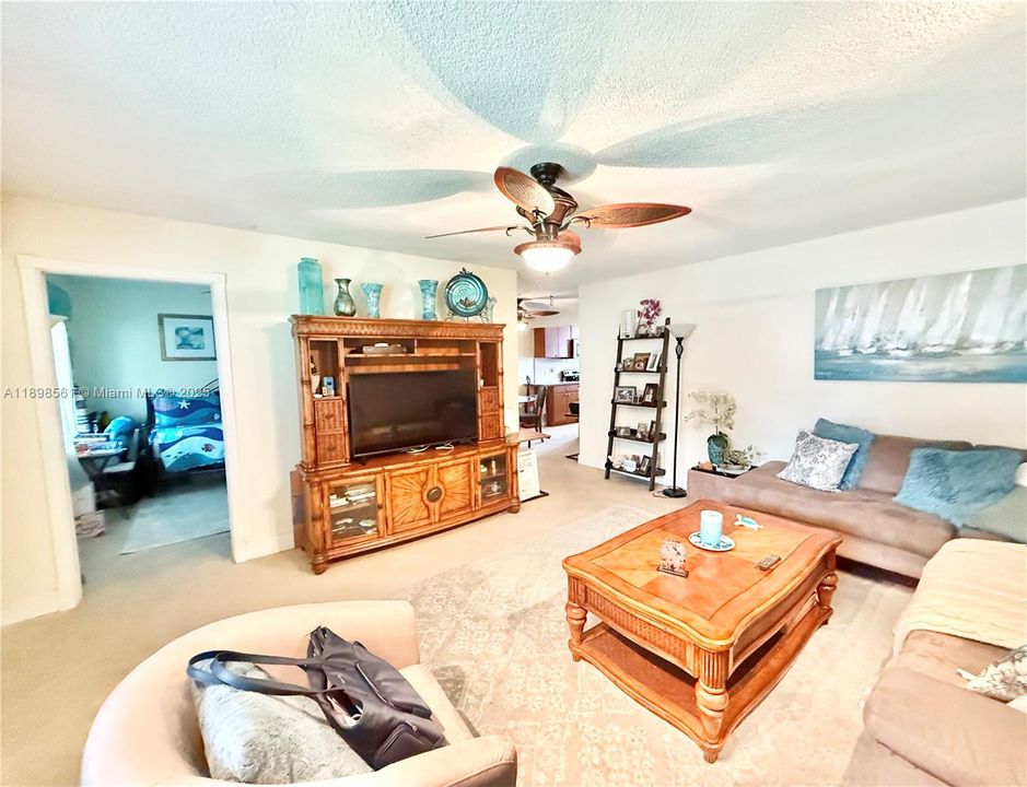 For Sale: $185,000 (2 beds, 1 baths, 850 Square Feet)