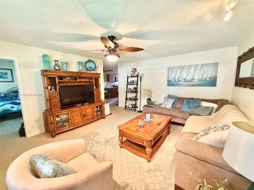 For Sale: $185,000 (2 beds, 1 baths, 850 Square Feet)