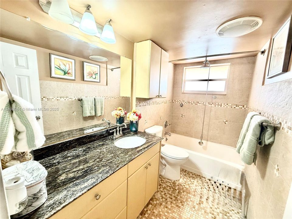 For Sale: $185,000 (2 beds, 1 baths, 850 Square Feet)