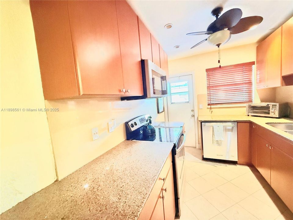 For Sale: $185,000 (2 beds, 1 baths, 850 Square Feet)