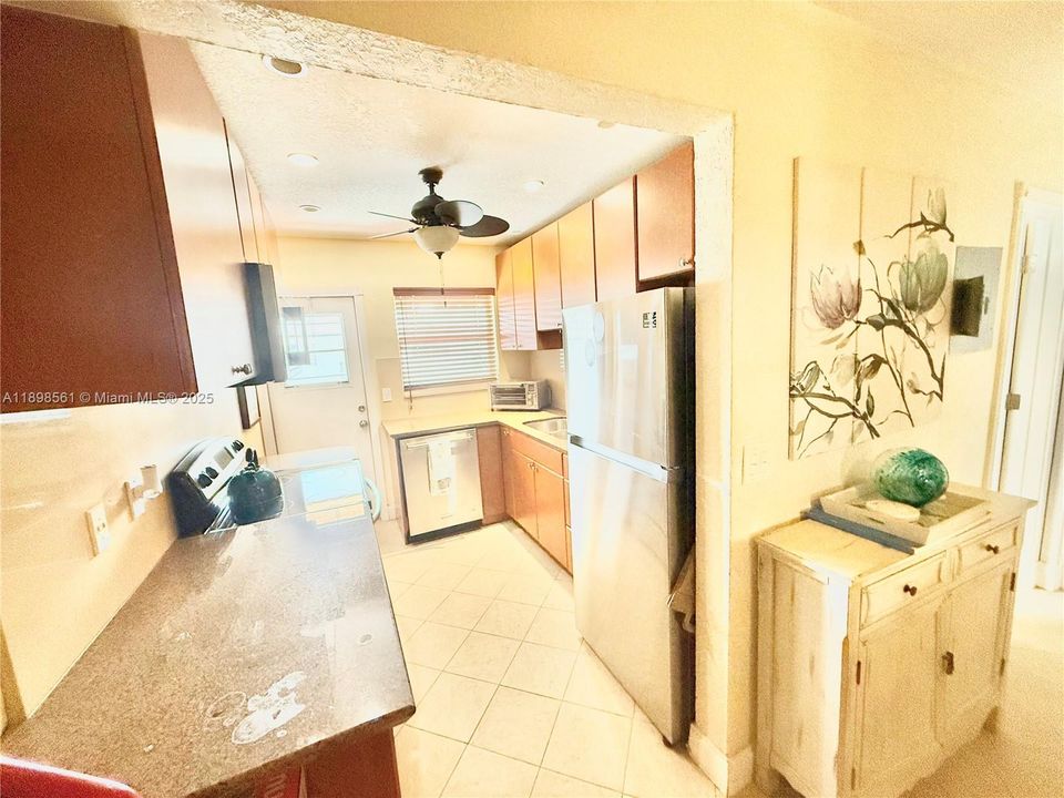 For Sale: $185,000 (2 beds, 1 baths, 850 Square Feet)