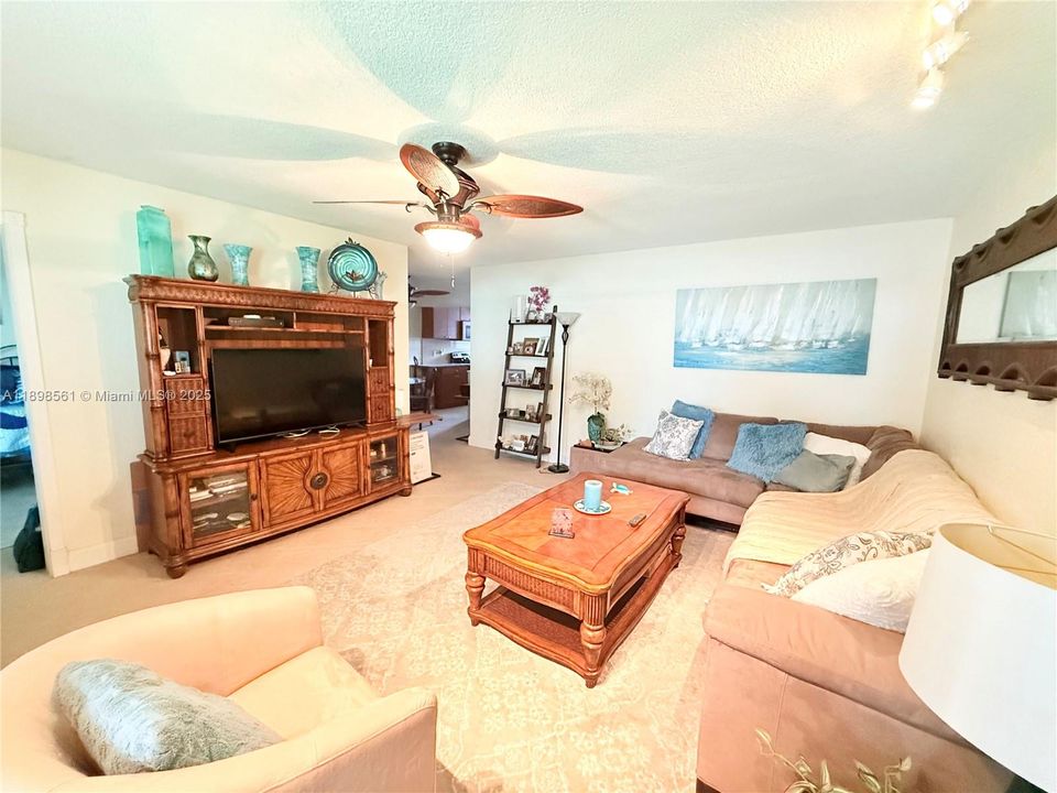 For Sale: $185,000 (2 beds, 1 baths, 850 Square Feet)