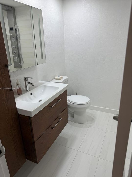 For Rent: $2,300 (2 beds, 1 baths, 890 Square Feet)