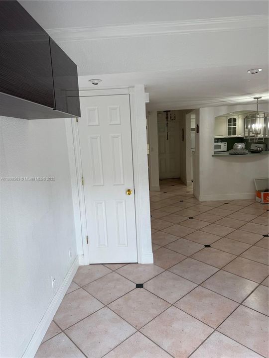 For Rent: $2,300 (2 beds, 1 baths, 890 Square Feet)