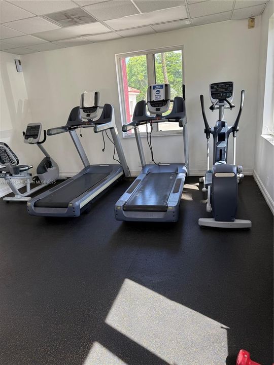 For Rent: $2,300 (2 beds, 1 baths, 890 Square Feet)