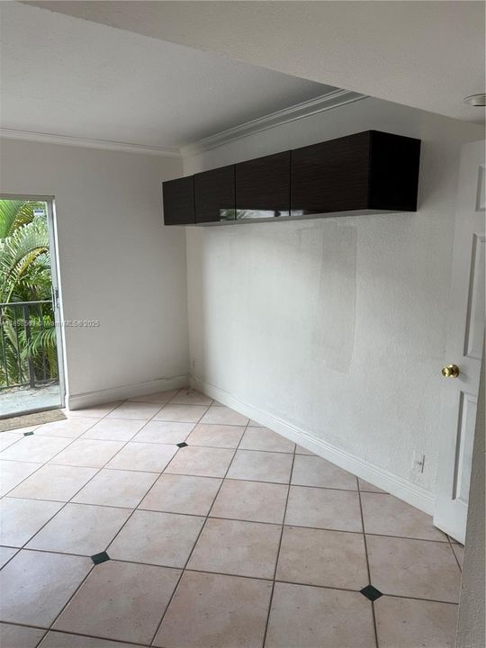 For Rent: $2,300 (2 beds, 1 baths, 890 Square Feet)