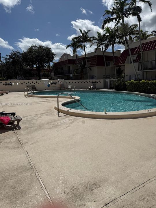 For Rent: $2,300 (2 beds, 1 baths, 890 Square Feet)