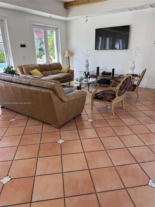 For Rent: $2,300 (2 beds, 1 baths, 890 Square Feet)