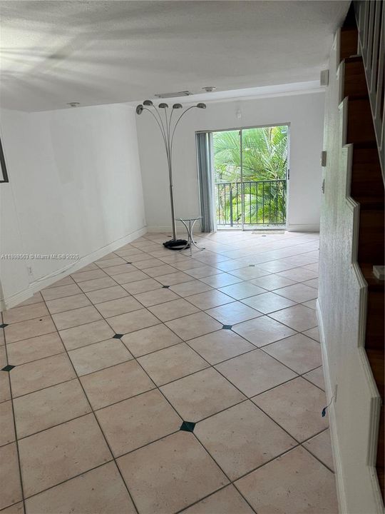 For Rent: $2,300 (2 beds, 1 baths, 890 Square Feet)