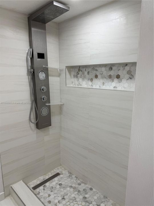 For Rent: $2,300 (2 beds, 1 baths, 890 Square Feet)