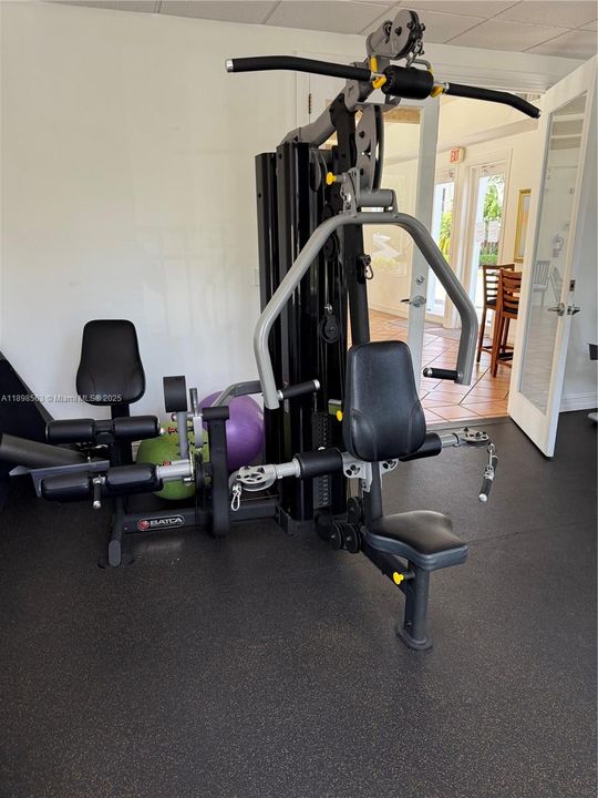 For Rent: $2,300 (2 beds, 1 baths, 890 Square Feet)