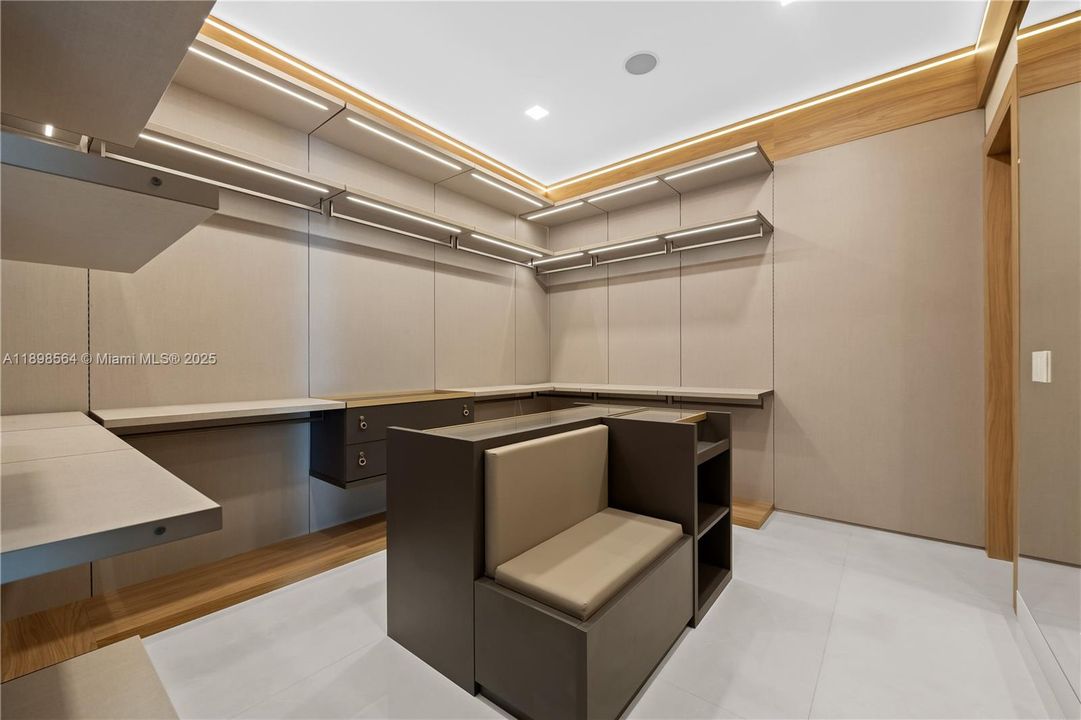 En Venta: $7,450,000 (5 camas, 6 baños, 7202 Pies cuadrados)