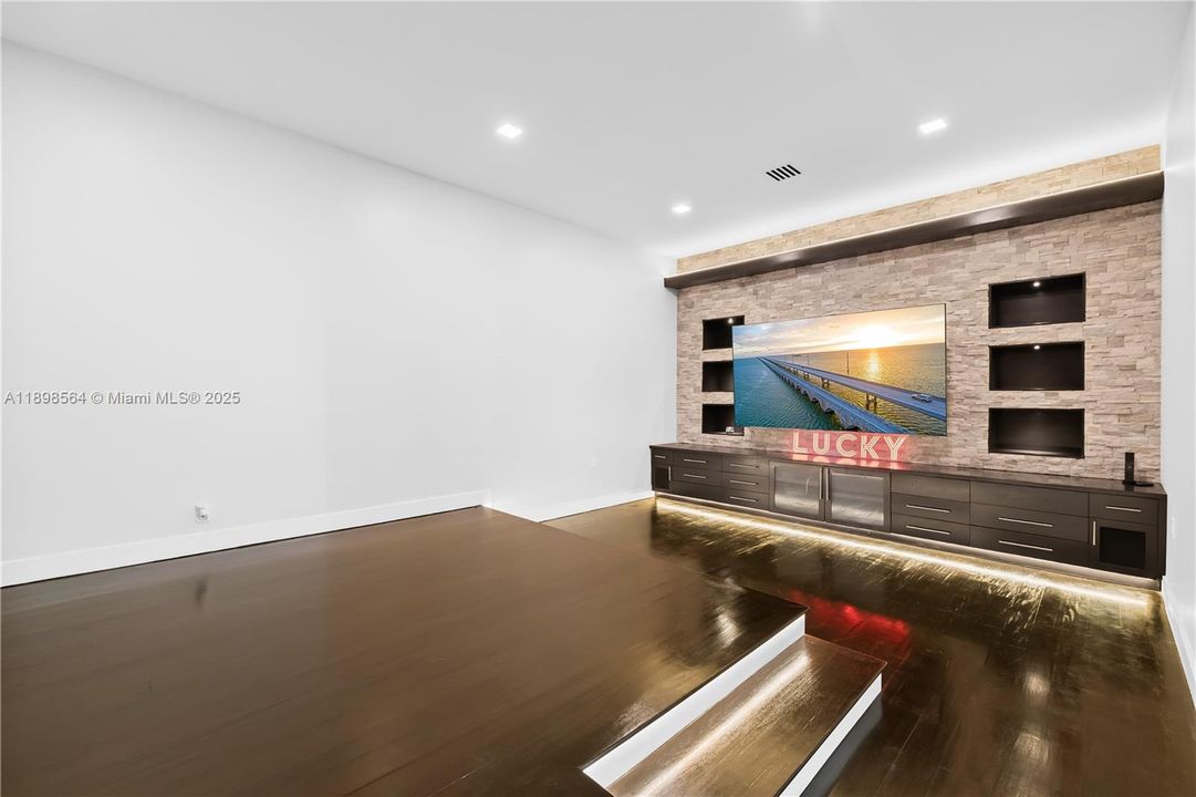 En Venta: $7,450,000 (5 camas, 6 baños, 7202 Pies cuadrados)