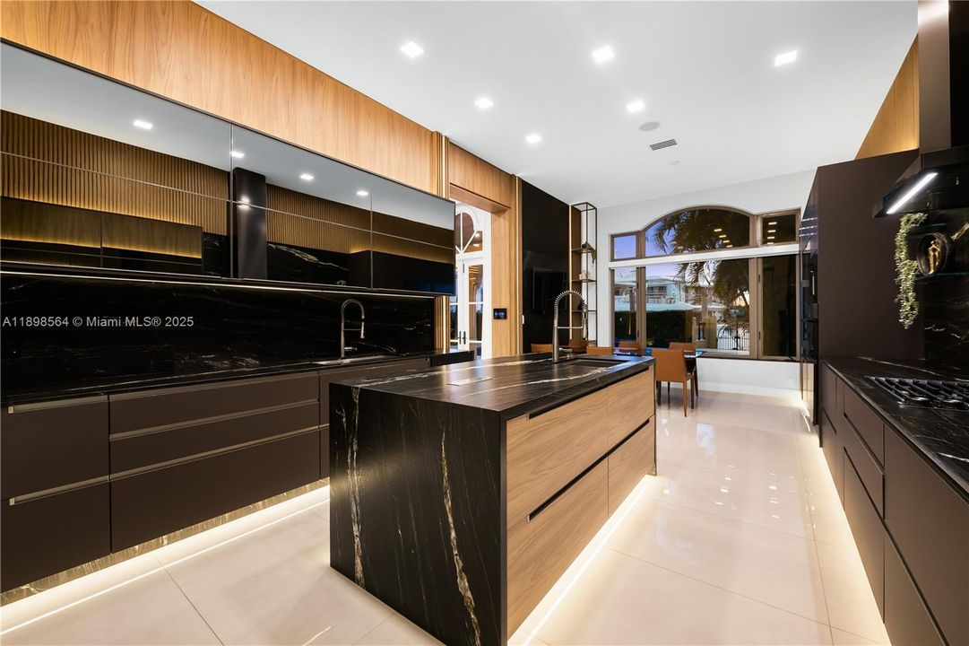 En Venta: $7,450,000 (5 camas, 6 baños, 7202 Pies cuadrados)