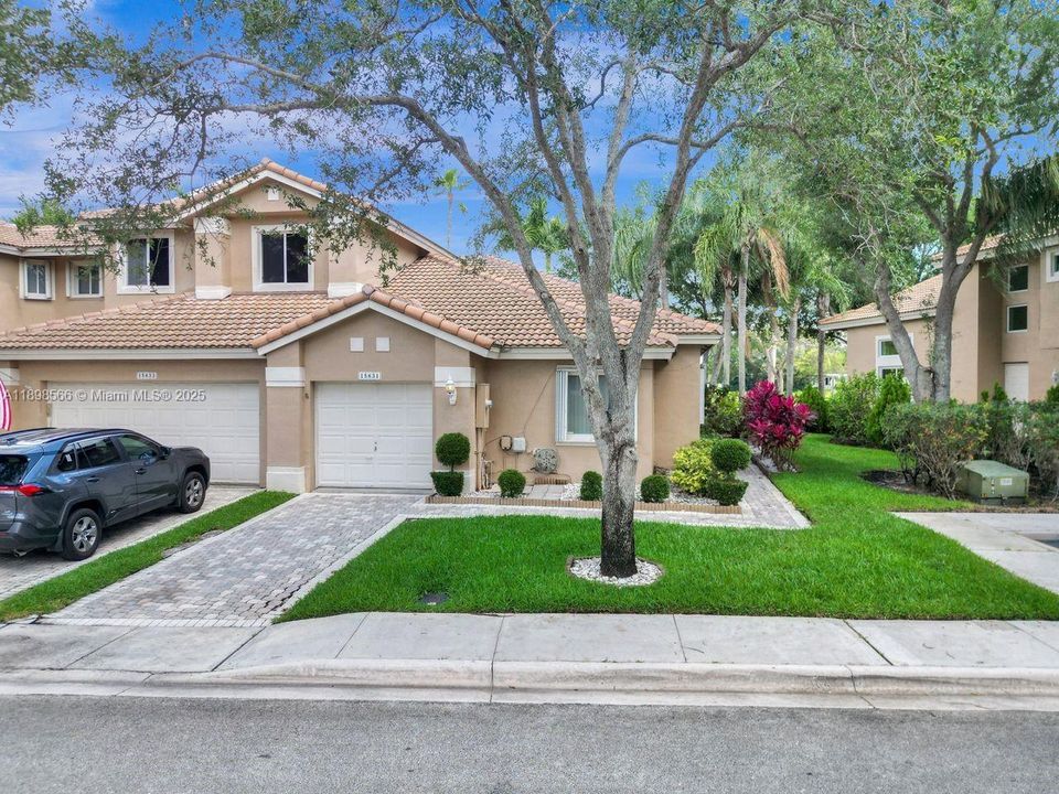 For Sale: $475,000 (3 beds, 2 baths, 1292 Square Feet)