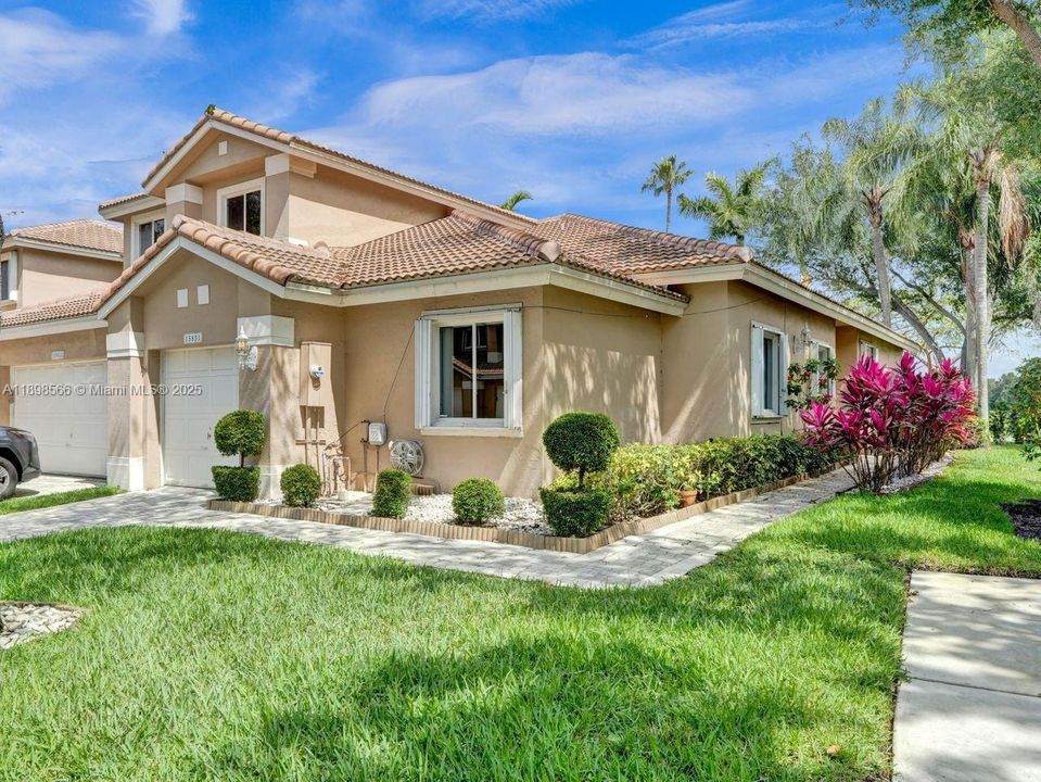 For Sale: $475,000 (3 beds, 2 baths, 1292 Square Feet)